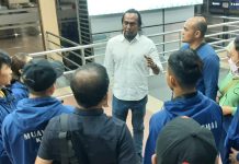 read news – Pengprov Muaythai Kepri Diminta Perbanyak lagi Sertifikasi Pelatih dan Wasit Kedatangan keenam atlet dan para offisial di Bandara Hang Nadim Batam disambut Ketua Pengprov Muaythai Kepulauan Riau, Yudiarta Rustam. Yudi mengapresiasi apara atlet yang berhasil meraih empat medali dalam ajang seleknas dan kejurnas di sana. yudi memberikan arahan di Bandara Hang Nadim, Rabu (21/12/2022) malam. (Foto : Muhammad Amin - batamtv.com)