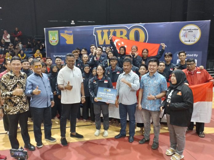 Walikota Batam  HM Rudi (ketiga dari kanan) usai Penutupan Wali Kota Batam Open Pencak Silat 2022 perdana digelar di Kota Batam. Ajang ini ditutup langsung Wali Kota Batam, Muhammad Rudi,  di Hi Test Arena Golden Land, Taman Baloi, Sabtu (24/12/2022). Ajang Wali Kota Batam Open Pencak Silat 2022 memunculkan  Singapura sebagaio juara umum pertama, disusul Gadepu Juara Umum Kedua , dan Persaudaraan Setia Hati Terate (PSHT) Kepri sebagai Juara Umum ke  3. (foto : muhammad amin - batamtv.com)