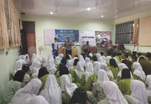 read news – Honda Beri Edukasi Keselamatan Berkendara ke Siswa Sekolah Materi dari Instrusktur Safety Riding Honda Christofer Valentino yang memaparkan materi lebih kepada teknik berkendara dan pengoperasian perangkat di sepeda motor yang tepat dan aman seperti apa. Pemateri memaparkan materi Postur berkendara, Teknik Pengereman, Teknik Menikung, serta tips-tips berkendara lainnya Senin (26/12/2022). (foto : abyaqsa ramadan - batamtv.com)