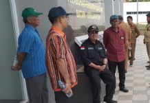 read news – Pengusaha Perikanan di Kepri Tolak Penerapan Pelabuhan Perikanan Tangkap Terukur Ketua Komisi 2 DPRD Propinsi Kepri, Wahyu Wahyudin (berbaju bergaris krem) saat melakukan sidak di kawasan jembatan 2 golden fish yang bakal dijadikan Pelabuhan ikan terukur oleh Kementrian KKP, Selasa, (27/12/2022). Wahyu Wahyudin ke lokasi bersama Kepala Dinas Kelautan dan Perikanan Provinsi Kepulauan Riau Dr. H. T.S. Arif Fadillah, S.Sos., M.Si. (foto : abayaqsa ramadan - batamtv.com)