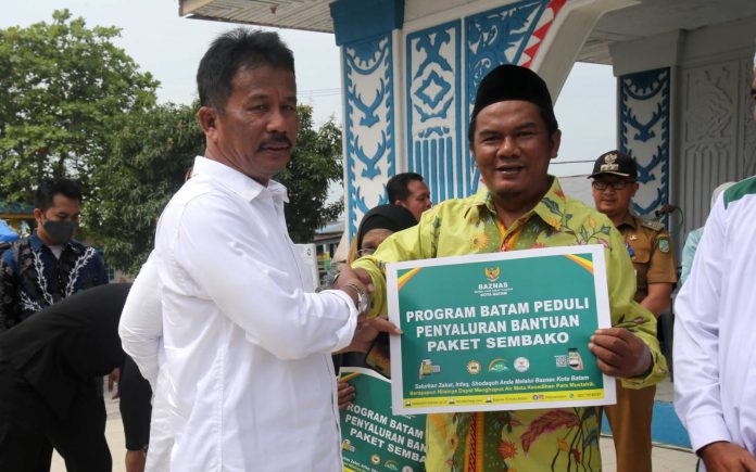 Kali ini, warga yang berada di   Hinterland, Belakangpadang, Selasa (27/12/2022) mendaptakan bantuan Badan Amil Zakat Nasional (Baznas) Kota Batam.Bantuan ini diserahkan langsung  Wali Kota Batam, Muhammad Rudi (kiri).  Baznas berbagi kepada para Mustahik di Tanjung Sari dan Sekanak Raya. Total ada 1.200 sembako, bentuan bedah rumah, hingga beasiswa. (foto : muhammad amin - batamtv.com)