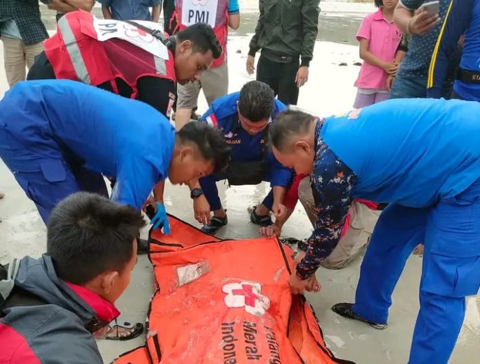 Proses Evakuasi jenazah Kyoko (17) korban tenggelam di Pantai Trikora Bintan , Selasa (27/12/2022). (foto : dwi susilo - batamtv.com)