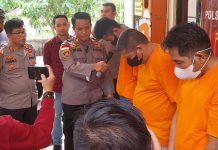 read news – Hendak Bekerja di Kamboja, Pekerja Migran Ilegal ini Gagal Berlayar Kapolsek Kawasan Pelabuhan Polresta Barelang, AKP Awal Sya'ban Harahap (pegang mix) saat mengintrogasi tersangka pemberangkat TKI . Dia mengatakan pengungkapan tersebut dilakukan di dua tempat yakni, Pelabuhan Ferry International Batam Centre dan Ferry Domestik Sekupang Selasa (27/12/2022).. Pengungkapan ini berhasil dilakukan berkat adanya laporan dari masyarakat . (foto : abyaqsa ramadaan - batamtv.com)