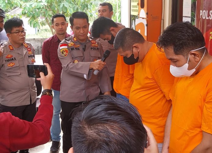 Kapolsek Kawasan Pelabuhan Polresta Barelang, AKP Awal Sya'ban Harahap (pegang mix) saat mengintrogasi tersangka pemberangkat TKI . Dia mengatakan pengungkapan tersebut dilakukan di dua tempat yakni, Pelabuhan Ferry International Batam Centre dan Ferry Domestik Sekupang Selasa (27/12/2022).. Pengungkapan ini berhasil dilakukan berkat adanya laporan dari masyarakat . (foto : abyaqsa ramadaan - batamtv.com)