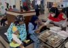 read news- Wah, Urus Paspor di Hari Jumat di Tanjungpinang Dapat Sarapan Gratis Kantor Imigrasi Tanjungpinang menggelar aksi peduli kepada masyarakat yang mengurus paspor yakni , berbagi sarapan, berupa makanan yang bisa disantap seperti, makanan dan minuman. Salah seorang warga Tanjungpinang bernama Dewi (tengah) yang ingin mengurus pasport sangat puas dengan adanya program Jumat berkah ini. Dia sangat terbantu yang tadinya tidak sempat sarapan tenyata di kantor Imigrasi Tanjungpinang disediakan sarapan pagi untuk hari Jum, at. (foto : abdi perdana - batamtv.com)