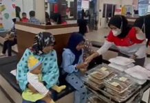 read news- Wah, Urus Paspor di Hari Jumat di Tanjungpinang Dapat Sarapan Gratis Kantor Imigrasi Tanjungpinang menggelar aksi peduli kepada masyarakat yang mengurus paspor yakni , berbagi sarapan, berupa makanan yang bisa disantap seperti, makanan dan minuman. Salah seorang warga Tanjungpinang bernama Dewi (tengah) yang ingin mengurus pasport sangat puas dengan adanya program Jumat berkah ini. Dia sangat terbantu yang tadinya tidak sempat sarapan tenyata di kantor Imigrasi Tanjungpinang disediakan sarapan pagi untuk hari Jum, at. (foto : abdi perdana - batamtv.com)
