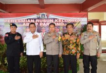 read news – Rusun Mako Brimob Diresmikan Gubernur Kepri Gubernur Kepri , Ansar Ahmad (kedua dari kiri) saat meresmikan Rusun Mako Brimob Polda Kepri Abrip Partono, di Mako Brigade Mobil Kepolisian Daerah Kepulauan Riau, Tembesi Kota Batam, Kamis (29/12). Pengguntingan pita dilakukan oleh Ansar Ahmad, dan diteruskan dengan peninjuan rusun, dengan didampingi Kapolda Kepri Irjen Pol Aris Budiman dan para pejabat utama Polda Kepri. ( foto : abyaqsa ramadan - batamtv.com)