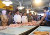 read news – Ini Kondisi Ketersediaan Pangan di Batam Jelang Tahun Baru Wali Kota Batam Muhammad Rudi (ketiga dari kiri) menjawab soal ketersediaan sembako di Batam saat Tahun Baru 2023. Dia mengatakan menjamin ketersediaan dan keterjangkauan sembako di momen perayaan Tahun Baru 2023. Hal itu disampaikan Rudi usai meninjau harga dan stok sembako di pasar hingga pergudangan bersama Forum Koordinasi Pimpinan Daerah (Forkopimda) Batam di sejumlah wilayah di Batam, Jumat (30/12/2022). ( foto : muhammad amin - batamtv.com)