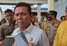 read news – Inilah Kabar Terbaru soal Jembatan Babin Gubernur Kepri Ansar Ahmad mengatakan kalau rencana lelang Jembatan Babin akan dimulai di 2024 mendatang. Dirinya optimis wacana itu akan terealisasi. Optimisme Ansar Ahmad disampaikannya saat beberapa kali berjumpa dengan Presiden RI Joko Widodo membahas wacana tersebut saat penyaluran bantuan sembako di Gedung Nasional Tanjunguban, Jum’at (30/12). ( foto : abdi perdana - batamtv.com)