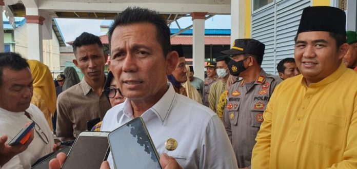 Gubernur Kepri Ansar Ahmad mengatakan kalau rencana lelang Jembatan Babin akan dimulai di 2024 mendatang. Dirinya optimis wacana itu akan terealisasi.  Optimisme Ansar Ahmad disampaikannya  saat  beberapa kali berjumpa dengan Presiden RI Joko Widodo membahas wacana tersebut saat penyaluran bantuan sembako di Gedung Nasional Tanjunguban, Jum’at (30/12). ( foto : abdi perdana - batamtv.com)