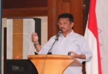 read news – Pembangunan Infrastruktur untuk Tunjang Sektor Pariwisata Batam Walikota Batam HM Rudi saat bersilaturahmi dengan perangkat RT/RW dan para tokoh se-Kecamatan Nongsa di Hotel Hokkie, Kabil, Rabu (28/12) malam. Kegiatan ini disejalankan dengan penyerahan insentif RT/RW Kecamatan Nongsa triwulan IV. HM Rudi menyebut upaya meningkatkan pembangunan infrastruktur di Kota Batam untuk mendukung sektor pariwisata, dipicu juga dengan Kota Batam yang tak memiliki hasil bumi seperti daerah lain. ( foto : abyaqsa ramadan - batamtv.com)