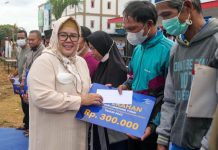 read news – Marlin Sapa Warga Kecamatan Seibeduk saat Bagikan BLT Wagunb Kepri, Marlin Agustina Rudi saat menyerahkan BLT di Kelurahan Mangsang Kecamatan Seiebduk Kota Batam, Sabtu (3/12/2022. Dia berharap kepada warga , bantuan ini bisa sedikit membantu meringankan beban warga . (Foto : Abyaqsa RA - batamtv.com)