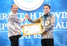 read news – Gubernur Kepri akan Ciptakan Terobosan-Baru untuk Tingkatkan Pelayanan Pemerintah Provinsi Kepulauan Riau menerima penghargaan dari Ombusmen RI tahun 2022 dengan predikat ‘Kepatuhan Standar Pelayanan Publik’ pada Kamis, 22 Desember 2022. Penganugerahan ini diberikan langsung oleh Ketua Ombudsman RI Mokhammad Najih kepada Pemerintah Provinsi Kepri yang diterima oleh Seketaris Daerah Provinsi Kepri Drs Adi Prihantara (kiri). (Foto : Dwi Susilo - batamtv.com )