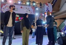 read news – Libatkan Puluhan UMKM dii Tanjungpinang, Asparnas Fest Kepri 2022 Sukses Digelar Asisten II Pemprov Kepri, sekaligus Plt. Kepala Dinas Pariwisata Provinsi Kepri Luki Zaiman Prawira (kanan) hadir dan Asparnas Kepri Fest 2023, Sabtu,(17/12) di Tanjungpinang. Luki kagum dengan banyaknya talenta anak-anak muda yang harus diasah. Dari berbagai perlombaan yang diadakan, para pemenang juga menampilkan karya dan kreasi mereka di malam penutupan. (Foto : Dwi Susilo - batamtv.com )