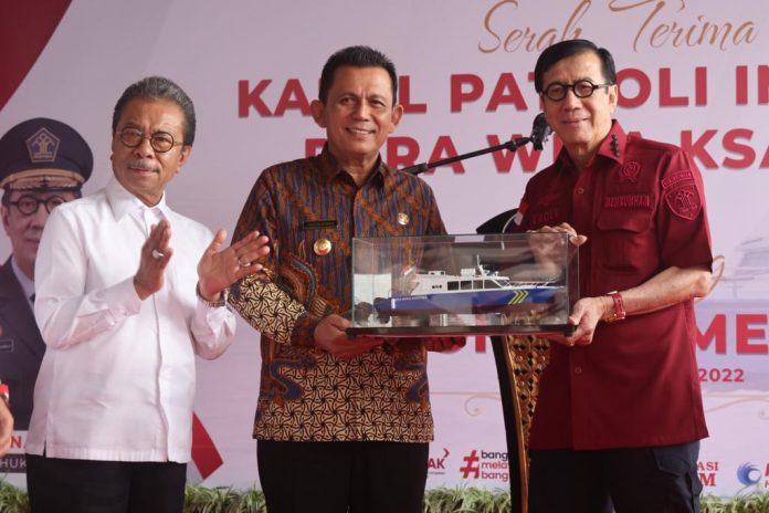 Menkumham RI Yasonna H Laoly (kanan) saaat acara  Serah Terima Kapal Patroli Imigrasi Pura Wira Ksatria dan Launching Second Home Visa di Lagoi Bintan Kepulauan Riau pada Rabu (21/12/2022). Dalam acarta itu , Pemerintah Provinsi Kepulauan Riau melalui Gubernur Ansar Ahmad (tengah) memberikan hibah kapal patroli imigrasi untuk Kementerian Hukum dan HAM RI. Penyerahan kapal cepat (speed boat). (Foto : Dwi Susilo - batamtv)