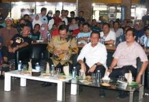 read news – Bintang Kopi Batam Center Gelar Nobar Final Piala Dunia Final sepak bola piala dunia berpuncak Minggu (18/12/2022) malam menjelang pergantian hari. Final ini juga disaksikan Gubernur Kepri, Ansar Ahmad (tengah kemeja putih) di Kafe Bintang Kopi , lokasi nongkrong yang ada di Kompleks Universitas Batam yang ada di Batam Kota . Ansar Ahmad nobar bersama Soerya Respationo . (Foto Abyaqsa Ramadhan - batamtv.com)