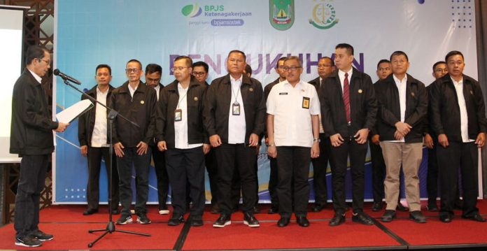 Wakil Wali Kota Batam Amsakar Achmad (kiri depan mix) mengukuhkan Forum Kepatuhan Jaminan Sosial Ketenagakerjaan Kota Batam di Hotel Santika, Batam Center, Rabu (28/12/2022) pagi.  Forum ini dibentuk untuk mendorong kepatuhan perusahaan atau pemberi kerja mendaftarkan karyawannya ke BPJS Ketenagakerjaan itu dipimpin langsung oleh Sekretaris Daerah Kota (Sekdako) Jefriden Hamid. (foto : muhammad amin - batamtv.com)