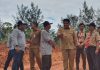 read news – Wah, Kepala OPD se Bintan Diajak Camping di Awal Tahun Bupati Bintan, Roby Kurniawan (kedua dari kanan,baju cokelat) akan melibatkan seluruh kepala organisasi perangkat daerah di lingkungan Pemerintahan Kabupaten (Pemkab) Bintan untuk camping. Direncanakan awal tahun depan akan menggelar kemah setelah meninjau bumi perkemahan di Tembeling Tanjung Kecamatan Teluk Bintan, Senin (19/12) kemarin. (Foto : Dwi Susilo - batamtv.com)