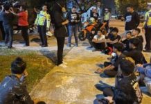 read news – Puluhan Remaja sedang Balap Liar Terjaring Operasi Satlantas Polresta Barelang Puluhan pelajar yang terjaring operasi balap liar yang digelar oleh Jajaran Satlantas Polresta Barelang, di Simpang Kara Minggu (4/12/2022). Personil Sat Lantas melaksanakan patroli rutin memberikan himbauan dan edukasi kepada masyarakat khususnya remaja dan pelajar agar tertib berlalu lintas, agar tidak ugal-ugalan serta tidak terlibat balapan liar. (Foto : Abyaqsa RA-batamtv.com)