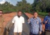 read news – Sering Banjir, Kini Warga Bintan Timur tak Kebanjiran lagi saat Hujan Kepala Dinas Perumahan dan Kawasan Permukiman Provinsi Kepri, Said Nursyahdu (kedua dari kanan) beserta staf turun langsung ke lokasi Proyek Drainase yang telah rampung dikerjakan oleh kontraktor. Said Nursyahdu mengatakan hasil pantauannya ketika kawasan itu diguyur hujan lebat Selasa (29/11/2022), tak sedikitpun terlihat luapan air menggenangi kawasan itu. (Foto : Dwi Susilo - batamtv.com)