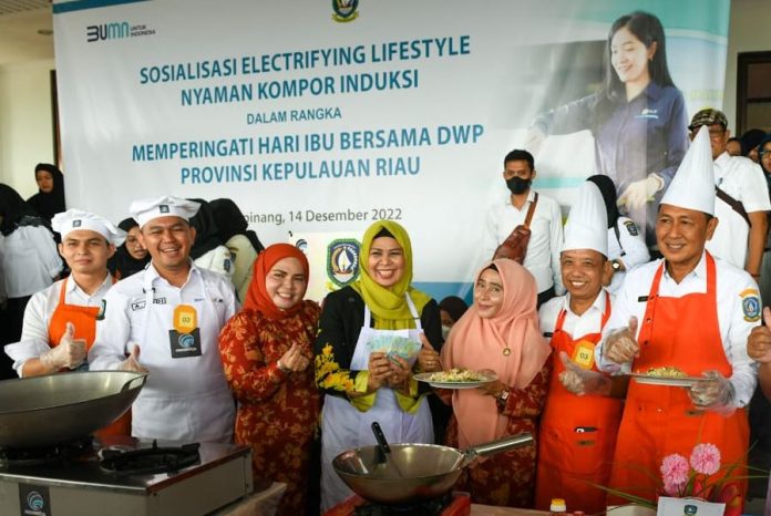 Ketua TP-PKK Kepri Dewi Kumalasari Ansar bersama para peserta lomba memasak nasi goreng dalam peringatan HUT Ke-23 Dharma Wanita Persatuan (DWP) dan Hari Ibu ke-94 Tingkat Provinsi Kepulauan Riau Tahun 2022. Dewi Ansar menyampaikan kegiatan lomba masak nasi goreng ini dilaksanakan  dengan tujuan dapat mempererat tali silaturahmi, membangun kebersamaan dan kekeluargaan. (Foto : Dwi Susilo-batamtv.com)  