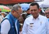 read news – Menteri Zulhas Cek Harga Sembako di Pasar Toss 3000 Menteri Perdagangan Zulkifli Hasan (kiriO saat bertandang ke Psar Toss 3000 Kota Batam, Sabtu (17/12/2022). Zulhas, sapaan Zulkifli Hasan hadir di sana bersama Gubernur Kepri H. Ansar Ahmad dan Walikota Batam HM Rudi untuk mengecek sekaligus mengontrol stok kebutuhab dan kesetabilan harga kebutuhan pokok di pasa tersebut. (Foto : Muhammad Amin - batamtv.com)