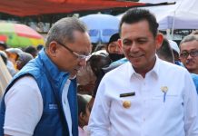 read news – Menteri Zulhas Cek Harga Sembako di Pasar Toss 3000 Menteri Perdagangan Zulkifli Hasan (kiriO saat bertandang ke Psar Toss 3000 Kota Batam, Sabtu (17/12/2022). Zulhas, sapaan Zulkifli Hasan hadir di sana bersama Gubernur Kepri H. Ansar Ahmad dan Walikota Batam HM Rudi untuk mengecek sekaligus mengontrol stok kebutuhab dan kesetabilan harga kebutuhan pokok di pasa tersebut. (Foto : Muhammad Amin - batamtv.com)