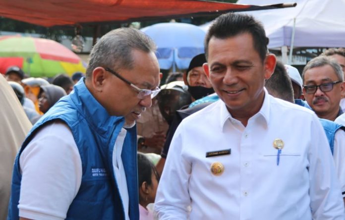 Menteri Perdagangan Zulkifli Hasan (kiriO saat bertandang ke Psar Toss 3000 Kota Batam, Sabtu  (17/12/2022). Zulhas, sapaan Zulkifli Hasan hadir di sana bersama Gubernur Kepri H. Ansar Ahmad dan Walikota Batam HM Rudi untuk mengecek sekaligus mengontrol stok kebutuhab dan kesetabilan harga kebutuhan pokok di pasa tersebut. (Foto : Muhammad Amin - batamtv.com)
