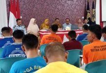 read news – Warga Rutan Karimun Ikuti Ujian Semester Ganjil Kepala Rutan Kelas IIB Tanjung Balai Karimun Yogi Suhara (paling kiri) membuka pelaksanaan Ujian Semester Ganjil Satuan Pendidikan Tahun Pelajaran 2022 / 2023 Program Paket A, B dan C khusus Warga Binaan di Rutan Karimun. Yogi mengatakan pada hari itu, dari Pusat Kegiatan Belajar Masyarakat (PKBM) Melati Kecamatan Karimun, Kabupaten Karimun Kepri melaksanakan ujian ini dari tanggal, 12-14 Desember 2022 dari pukul 09.00-12.00. (Foto : Dwi Susilo - batamtv.com)