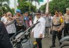 read news – Marlin Pimpin Apel Gelar Pasukan Operasi Lilin Seligi 2022 Apel operasi bertajuk Apel Gelar Pasukan Operasi Lilin Seligi-2022 ini dipimpin langsung Wakil Gubernur Kepri Marlin Agustina Rudi (kemeja putih-depan) di Lapangan Upacara Mapolda Kepri, Nongsa, Kota Batam, Kamis (22/12) pagi. Saat menjadi Inspektur Upacara, Marlin membacakan amanat Kapolri Jendral Listyo Sigit Prabowo yang berpesan untuk menjadikan pengamanan Nataru sebagai sebuah kebanggaan. (Foto : Muhammad Amin - batamtv.com)