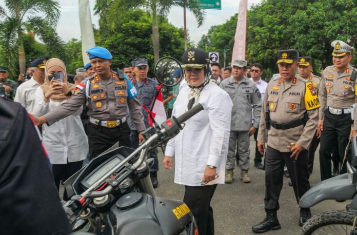 Apel operasi bertajuk Apel Gelar Pasukan Operasi Lilin Seligi-2022 ini dipimpin langsung Wakil Gubernur Kepri  Marlin Agustina Rudi (kemeja putih-depan) di Lapangan Upacara Mapolda Kepri, Nongsa, Kota Batam, Kamis (22/12) pagi.  Saat menjadi Inspektur Upacara, Marlin membacakan amanat Kapolri Jendral Listyo Sigit Prabowo yang berpesan untuk menjadikan pengamanan Nataru sebagai sebuah kebanggaan.  (Foto : Muhammad Amin - batamtv.com)