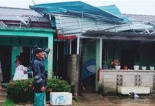 read news – Rumah-rumah di Bintan Dilanda Puting Beliung Bencana angin Puting beliung yang menghantam rumah warga kata Romlah, terjadi sekitar pukul 03.00 WIB Kamis (15/12/2022) dini hari. Warga yang mengalami kerugian materil dan saat ini masih didata di Gedung LAM Bintan. Pada saat kejadian, hujan disertai angin puting beliung datang secara tiba-tiba dan menghantam sejumlah rumah warga dan posyandu. (Foto : Dwi Susilo - batamtv.com)