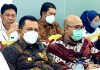 read news – Ansar Ahmad Perintahkan Kepala BPBD Kepri Salurkan Bantuan ke Korban Banjir Natuna Gubernur Kepulauan Riau, Ansar Ahmad (kiri) meminta Kepala BPBD Provinsi Kepri, Muhamad Hasbi agar segera mengidentifikasi dampak dari banjir yang melanda Natuna Rabu (14/12/2022). Ansar meminta BPBD Kepri berkoordinasi dengan Pemkab Natuna, lalu segera menyalurkan bantuan yang dibutuhkan yang sifatnya mendesak untuk masyarakat yang menjadi korban. (Foto : Dwi Susilo - batamtv.com)