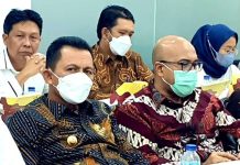 read news – Ansar Ahmad Perintahkan Kepala BPBD Kepri Salurkan Bantuan ke Korban Banjir Natuna Gubernur Kepulauan Riau, Ansar Ahmad (kiri) meminta Kepala BPBD Provinsi Kepri, Muhamad Hasbi agar segera mengidentifikasi dampak dari banjir yang melanda Natuna Rabu (14/12/2022). Ansar meminta BPBD Kepri berkoordinasi dengan Pemkab Natuna, lalu segera menyalurkan bantuan yang dibutuhkan yang sifatnya mendesak untuk masyarakat yang menjadi korban. (Foto : Dwi Susilo - batamtv.com)