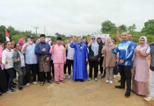 read news – Peresmian Kampung Germas di Batam, Wagub Kepri Bagikan Bibit Cabai Wagub Kepri, Marlin Agustina (tegah baju gamis biru) saat meresmikan Kampung Germas di RW 004 Sei Raya Kelurahan Sembulang, Minggu (4/12). Selain itu, Marlin juga mendorong dan mendukung lahirnya Kampung-kampung Germas di Kepri. Marlinpun ikut menandatangani komitmen Kampung Germas di Sei Raya Galang, Kota Batam. Dengan Kampung Germas ini mengikutsertakamn peran masyarakat, sehingga menciptakan kehidupan yang sebat bagi masyarakat di lingkungan tersebut sehingga warga ikut berperilaku hidup sehat . (Foto : Muhammad Amin - batamtv.com)