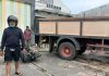 read news – Dua Motor Alami Rusak karena Tertabrak Lori yang Alami Rem Blong Inilah kondisi dua motor yang tertabrak mobil lori yang mundur sendiri karena mengalami rem blong, Bhabinkamtibmas Tiba yang mendapat laporan langsung memediasi para korban yang terlibat dalam kasus laka lantas yang terjadi di depan Cafe Beringin Tiban Koperasi Blok D No. 52 Kelurahan Tiban Baru Kecamatan Sekupang Kota Batam, Kamis (15/12/2022). (Foto : Muhammad Amin - batamtv.com)