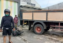 read news – Dua Motor Alami Rusak karena Tertabrak Lori yang Alami Rem Blong Inilah kondisi dua motor yang tertabrak mobil lori yang mundur sendiri karena mengalami rem blong, Bhabinkamtibmas Tiba yang mendapat laporan langsung memediasi para korban yang terlibat dalam kasus laka lantas yang terjadi di depan Cafe Beringin Tiban Koperasi Blok D No. 52 Kelurahan Tiban Baru Kecamatan Sekupang Kota Batam, Kamis (15/12/2022). (Foto : Muhammad Amin - batamtv.com)