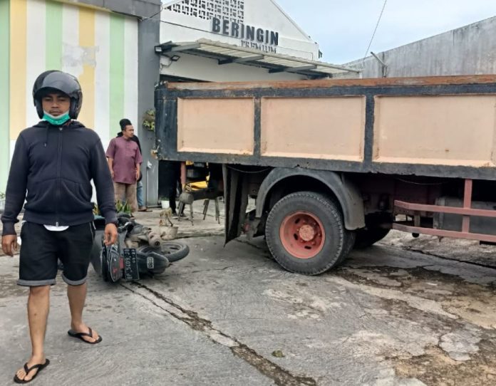 Inilah kondisi dua motor yang tertabrak mobil lori yang mundur sendiri karena mengalami rem blong, Bhabinkamtibmas Tiba yang mendapat laporan langsung memediasi para korban yang terlibat dalam kasus laka lantas yang terjadi di depan Cafe Beringin Tiban Koperasi Blok D No. 52 Kelurahan Tiban Baru Kecamatan Sekupang Kota Batam, Kamis (15/12/2022). (Foto : Muhammad Amin - batamtv.com)
