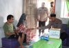 reda news – Bantuan Kapolres Karimun Diterima Keluarga Asnah Kapolres Karimun AKBP Tony Pantano (kanan) menyambangi dan menyerahkan bantuan ke Asnah (64) di Sei Ayam RT 03 RW 03 Sei Kapling Tebing Kabupaten Karimun, Jum’at (16/12/2022). Di sana, Tony menyerahkan sejumlah bantuan untuk Asnah. Ketua RT 03 dan warga setempat mengatakan yang bersangkutan hidup serba kekurangan. Asnah juga tinggal bersama seorang anaknya yang mengalami cacat sejak lahir. (Foto : Dwi Susilo - batamtv.com)