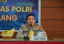 read news- Kapolda Kepri Dijabat Brigjenpol Tabana Bangun Kabid Humas Polda Kepri Kombes Pol Harry Goldenhardt saat dijumpai pewarta, Minggu (25/12/22) mengatakan Kapolda Kepri Irjen Pol Aris Budiman selanjutnya diangkat dalam jabatan baru sebagai Analis Kebijakan Utama Bidang Binkar SSDM Polri. Harry menyebut alih tugas atau mutasi jabatan merupakan proses yang biasa terjadi dan pasti terjadi di lingkungan Polri. (foto : abyaqsa ramadhan - batamtv.com)