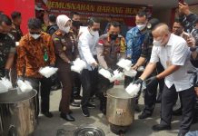 read news – Narkoba, Sabu, Pil Ekstasi dan Ganja Dimusnahkan di Polresta Barelang Kapolresta Barelang Kombes Pol Nugroho mengapresiasi Kasat Resnarkoba dan anggotanya yang sudah berhasil mengungkap peredaran narkotika di Kota Batam ini. Barang haram diamankan pada Minggu (30/10/2022) di halte Pelabuhan Sagulung Kecamatan Sagulung. ( foto : muhammad amin - batamtv.com)