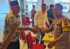 read news – Silaturahmi Kapolres dengan Forum Komunikasi Lintas OKP serta Ormas Bintan Kapolres Bintan, AKBP Tidar Wulung Dahono (kanan) saat silaturrahmi dengan Forum Komunikasi Lintas OKP dan Ormas, Jumat (23/12/2022). AKBP Tidar juga menyatakan siap mendukung kegiatan yang dilaksanakan oleh Lintas OKP Kabupaten Bintan sepanjang sesuai regulasi yang berlaku karena tugas Polri yaitu melindungi, mengayomi, dan melayani masyarakat. (Foto : Dwi Susilo - batamtv.com)
