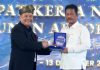 read news – Rakernas Perhimpunan Advokat Indonesia Digelar di Batam Ketua Umum Peradi Otto Hasibuan (kiri) bersama Walikota Batam, HM Rudi di pembukaan Rakernas Pengurus Cabang Peradi di seluruh Indonesia, Senin (12/12/2022). Otto mengatakan pihaknya bangga berada di Kota Batam. Terlebih lagi menjalankan proses tradisi tepuk tepung tawar dan penyematan Tanjak oleh petugas dari Lembaga Adat Melayu (LAM) Kota Batam. (Foto : Abyaqsa Ramadhan - batamtv.com)