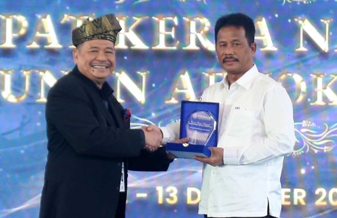 Ketua Umum Peradi  Otto Hasibuan (kiri) bersama Walikota Batam, HM Rudi di pembukaan Rakernas Pengurus   Cabang  Peradi di seluruh Indonesia, Senin (12/12/2022). Otto mengatakan pihaknya bangga berada di Kota Batam.  Terlebih lagi menjalankan proses tradisi tepuk tepung tawar dan penyematan Tanjak oleh petugas dari Lembaga Adat Melayu (LAM) Kota Batam. (Foto : Abyaqsa Ramadhan - batamtv.com)