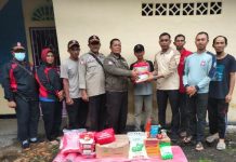 read news – Warga Korban Longsor di Kampung Pisang Dapat Bantuan Petugas Logistik Dinas Sosial Kepri dan juga Penasihat Tagana Bintan Sulasno (kelima dari kiri) saat menyerahkan bantuan kepada satu keluarga korban bencana longsor di daerah Kampung Pisang, Kelurahan Kijang Kota, Kecamatan Bintan Timur (Bintim), Kabupaten Bintan, Jum’at (09/12/2022). (Foto : Dwi Susilo - batamtv.com)