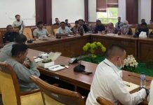 read news – Duh, Limbah Oli Berbahaya Cemari Perairan Pesisir Tanjunguncang Komisi 3 DPRD Batam menggelar Rapat Dengar Pendapat, Jumat (2/11/2022). Mereka sudah memanggil perusahaan yang diduga sebagai sumber pertama pembuangan limbah minyak hitam itu. Tak hanya pihak perusahaan, Kantor Kesyahbandaran dan Otoritas (KSOP), Badan Keamanan Laut (Bakamla) serta masyarakat terdampak juga dihadirkan untuk mencari kebenaran atas kasus limbah oli . (Foto Abyaqsa ra - batamtv.com)
