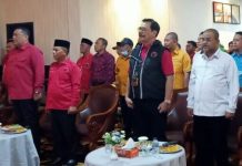 read news – Rakercab ke III DPC PDIP Karimun Dibuka Resmi Soerya Respationo Pembukaan Rapat Kerja Cabang (Rakercab) ke-III DPC PDIP Kabupaten Karimun, Selasa (20/12/2022). Pelaksanaan Rakercab ini berlangsung spesial lantaran dihadiri dan dibuka langsung Ketua DPD PDI Perjuangan Propinsi Kepri Soerya Respationo (kedua dari kanan) di Aston Hotel.(Foto : Dwi Susilo-batamtv.com)