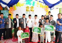 read news – Masyarakat Kurang Mampu sangat Terbantu Zakat yang Disalurkan Umat Islam Setdako Batam, Jefridin (kelima dari kiri) dalam acara yang disejalankan juga dengan tasyakuran dan khataman Al Quran, Selasa (17/1/2023). Jefridin menyampaikan apresiasi yang tinggi kepada BAZNAS Kota Batam. Karena selama ini telah menjalankan tugas dan fungsinya dengan baik. ( foto : abyaqsa ramadan - batamtv.com)