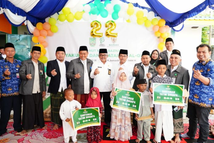 Setdako Batam, Jefridin (kelima dari kiri) dalam acara yang disejalankan juga dengan  tasyakuran dan khataman Al Quran,  Selasa (17/1/2023).   Jefridin  menyampaikan apresiasi yang tinggi kepada BAZNAS Kota Batam. Karena selama ini telah menjalankan tugas dan fungsinya dengan baik. ( foto : abyaqsa ramadan - batamtv.com)