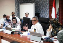 read news – Pemko Batam Upayakan Batam Menjadi Kota Sehat aga Masyarakat Nyaman Setdako Batam Jefridin (tengah, kemeja putih), saat memimpin Rapat Koordinasi Kota Sehat Kota Batam Tahun 2022 bersama Tim pembina Kota Sehat dan Forum Kota sehat, Dinas Kesehatan Kota Batam, di Kantor Walikota Batam, Rabu (4/1/2023). Saat ini , mewakili Walikota Batm, Pemko Batam mendorong agar Batam menjadi Kota Sehat. Hal itu dinilai penting untuk kenyamanan masyarakat. ( foto : muhammad amin - batamtv.com)